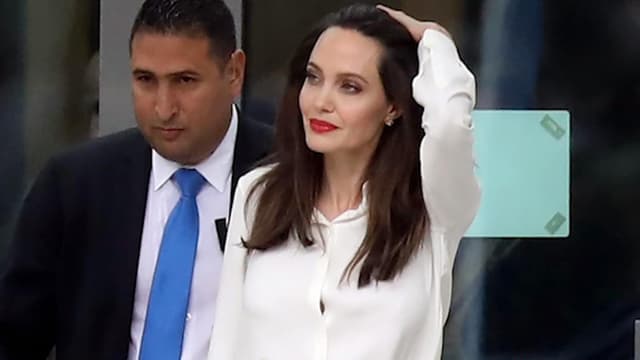 S02:E01 - Angelina Jolie