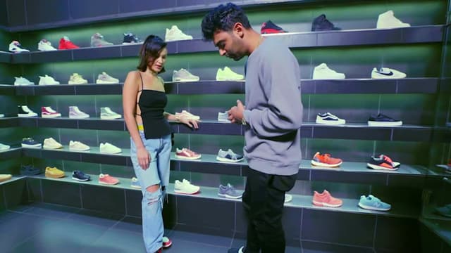 S01:E07 - Bella Hadid Goes Sneaker Shopping With Complex