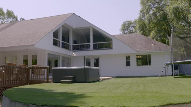 S01:E09 - River Home vs. Creek Cottage
