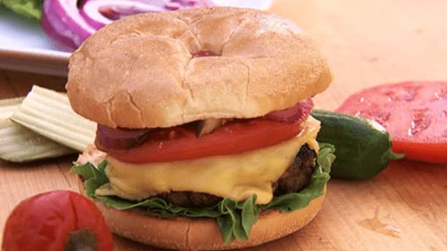 S01:E32 - All-American Cheeseburger
