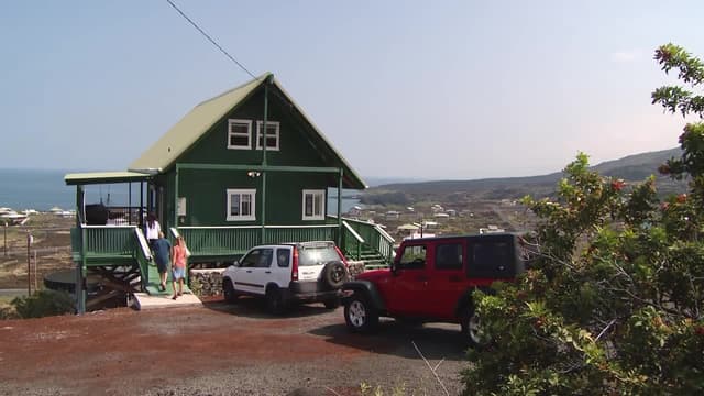 Watch Tiny House Hunting S03:E01 - Tiny Getaway Retreat in Kona - Free ...