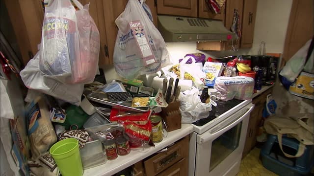 Watch Hoarders S02:E12 - Dennis and Nadene / Erin and Malinda - Free TV ...