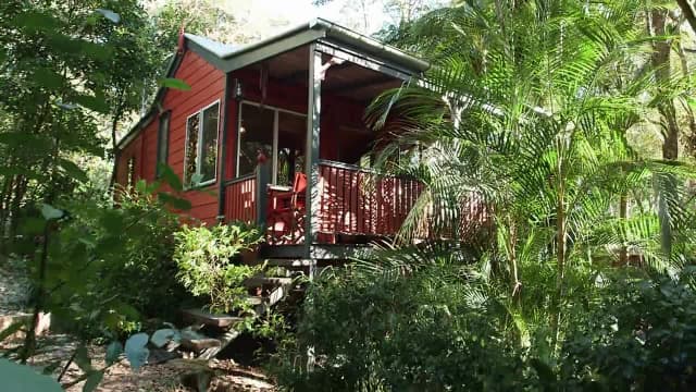 S01:E02 - A House on the Sunshine Coast